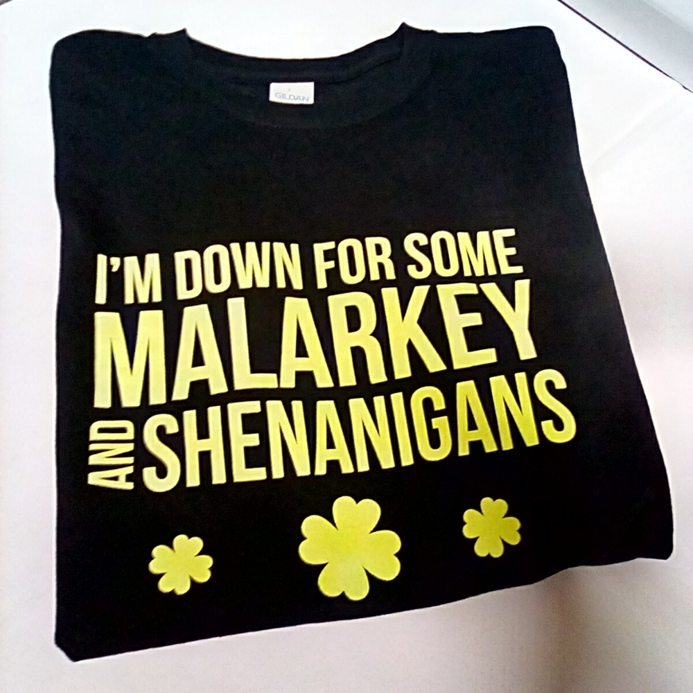 🍭NWT ST. Patrick's day T-shirt size S/M